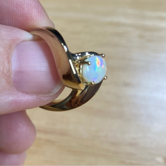 14 karat Yellow Gold and Australian Opal Ring - Picture 5 of 13